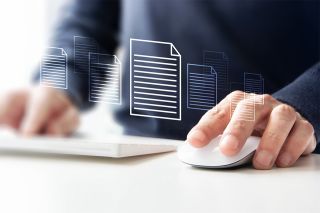 © xyz+ - stock.adobe.com Foto: Person, die einen Computer benutzt